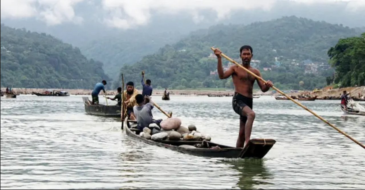 জাফলংয়ে পাথর লুটপাটের মহোৎসব