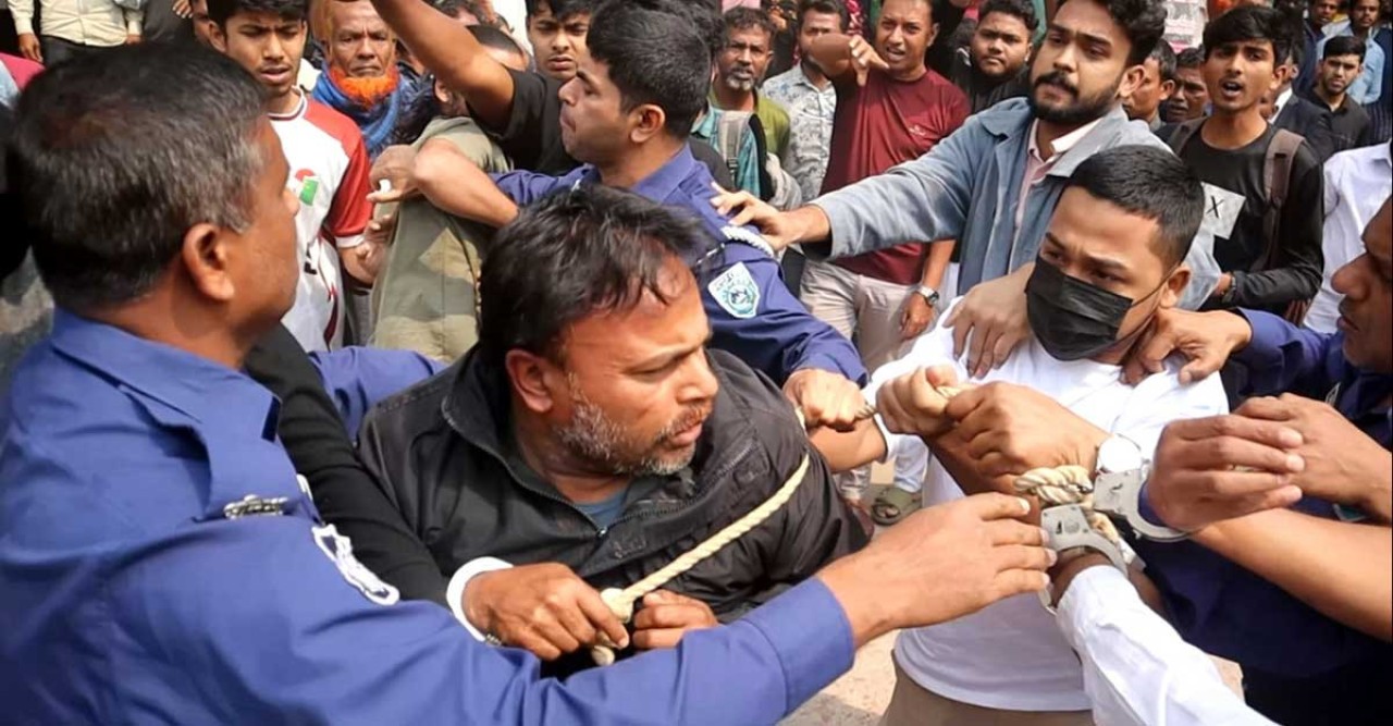 শিক্ষার্থীকে ধর্ষণ: আদালতে তোলার সময় শিক্ষককে গণপিটুনি