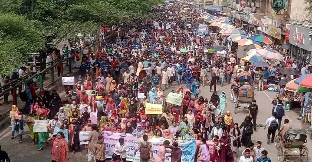 সাত কলেজ কে স্বতন্ত্র বিশ্ববিদ্যালয় করার দাবিতে শিক্ষার্থীদের অবরোধ কর্মসূচি