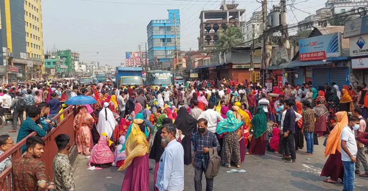 গাজীপুরে ৪ ঘণ্টা পর মহাসড়ক ছাড়লো শ্রমিকরা, সীমাহীন দুর্ভোগ