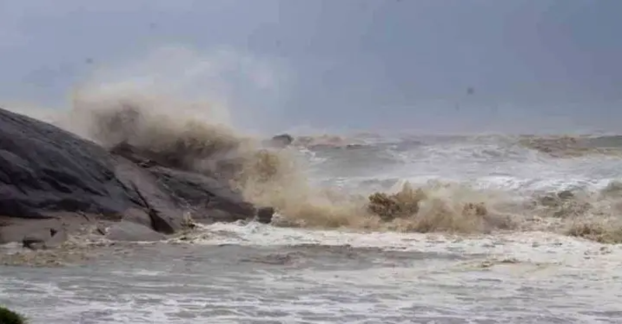 বঙ্গোপসাগরে সৃষ্ট নিম্নচাপটি ঘূর্ণিঝড় 'ডানা'য় রূপ নিয়েছে