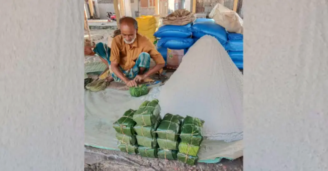 কলাপাতায় লবণ বিক্রি করে প্রশংসায় ভাসছেন শমসের আলী