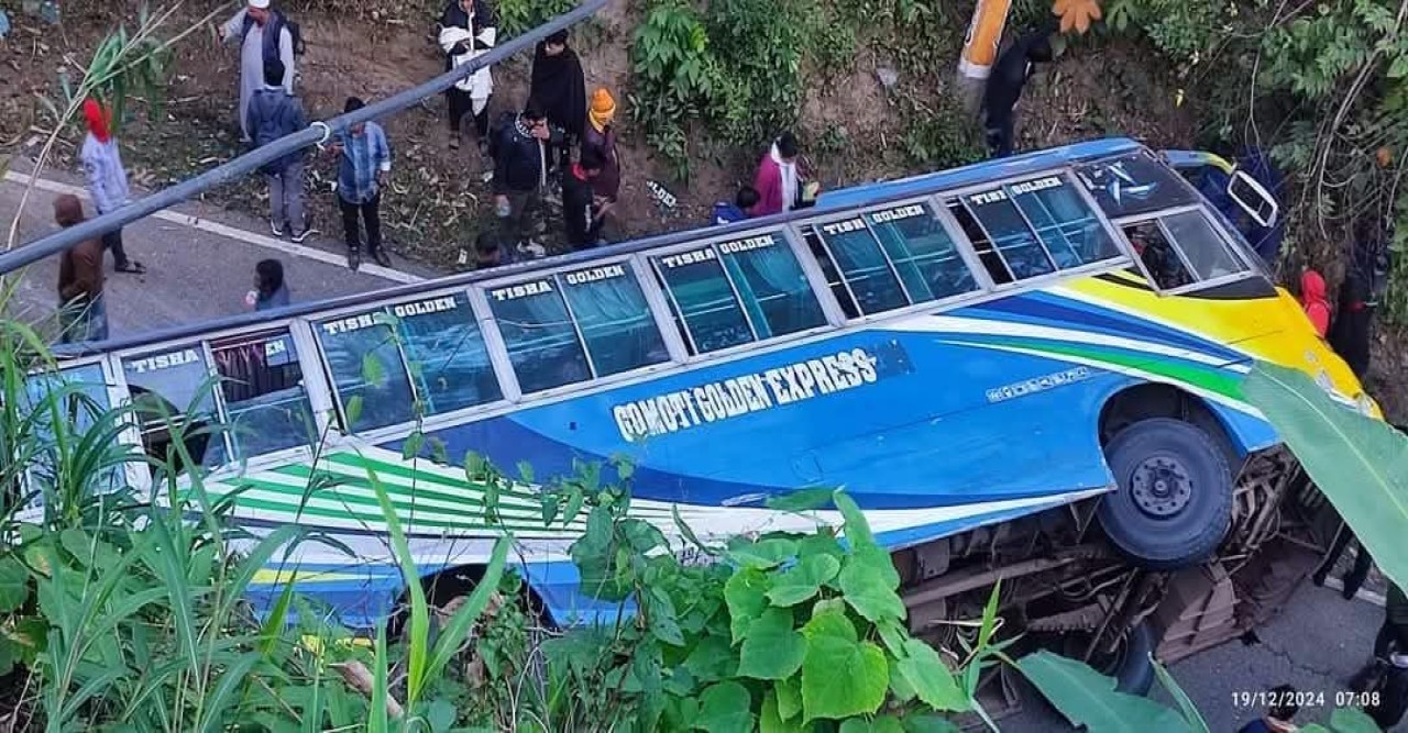 খাগড়াছড়িতে পর্যটকবাহি বাস নিয়ন্ত্রণ হারিয়ে উল্টে যায়।