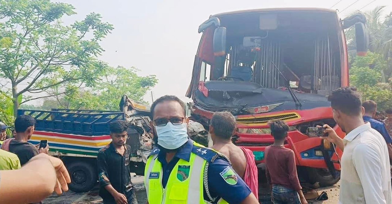 Death toll rises to 14 in bus-pickup collision