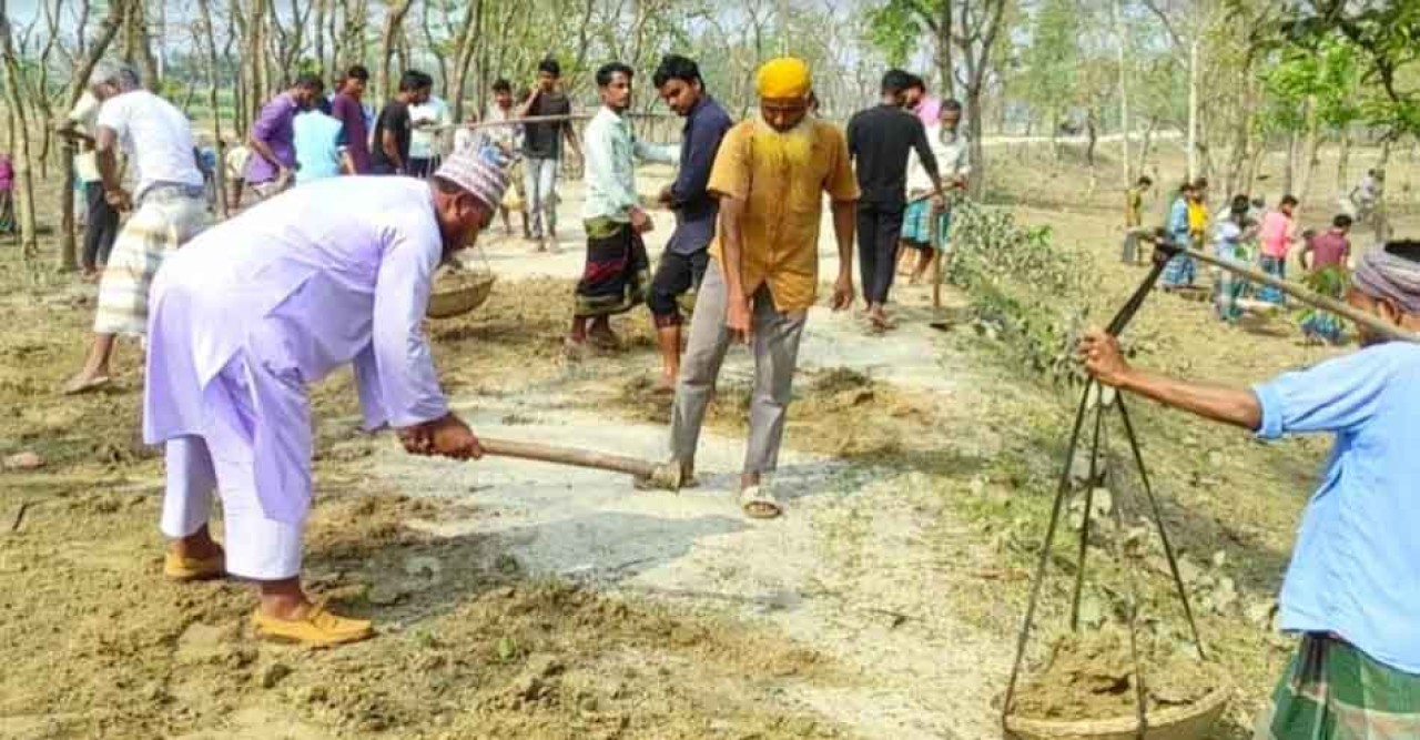 Jamaat leader renovated the road with party leaders and activists