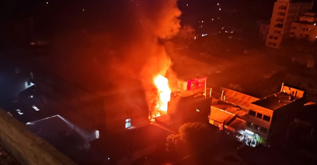 Horrible fire in Chaumuhani, 6 units under control