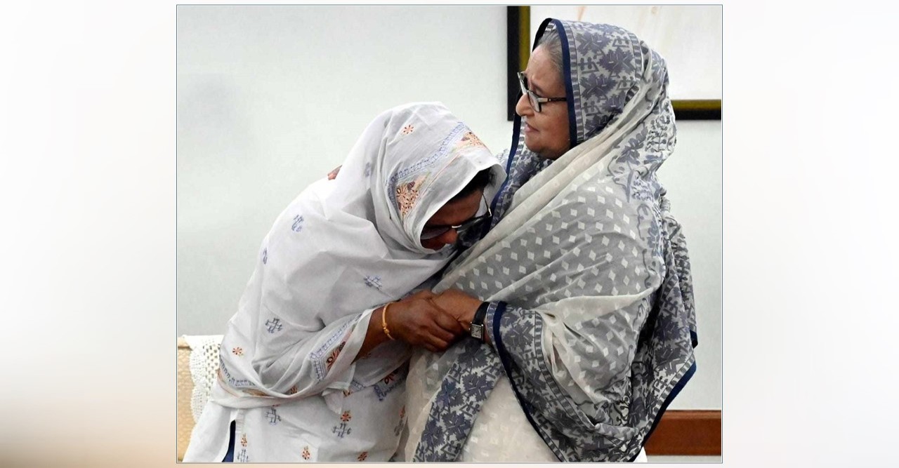 Jawad's mother burst into tears hugging the Prime Minister