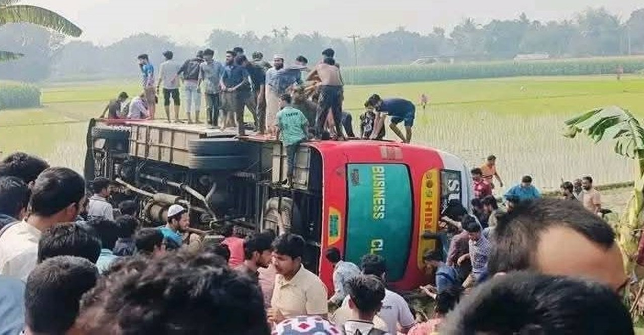 ইবি শিক্ষার্থীদের নিয়ে ধানক্ষেতে বাস, আহত ২৫