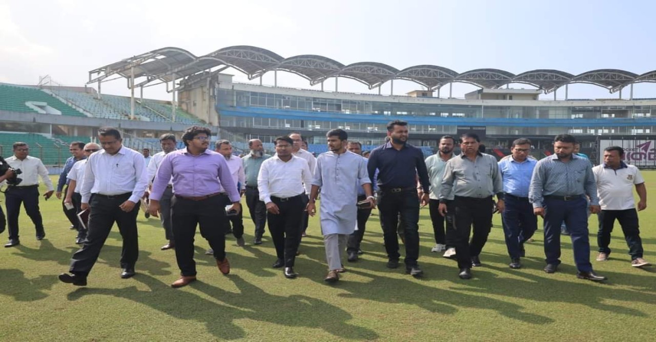 চট্টগ্রাম জহুর আহমেদ চৌধুরী স্টেডিয়ামে ক্রীড়া উপদেষ্টা।