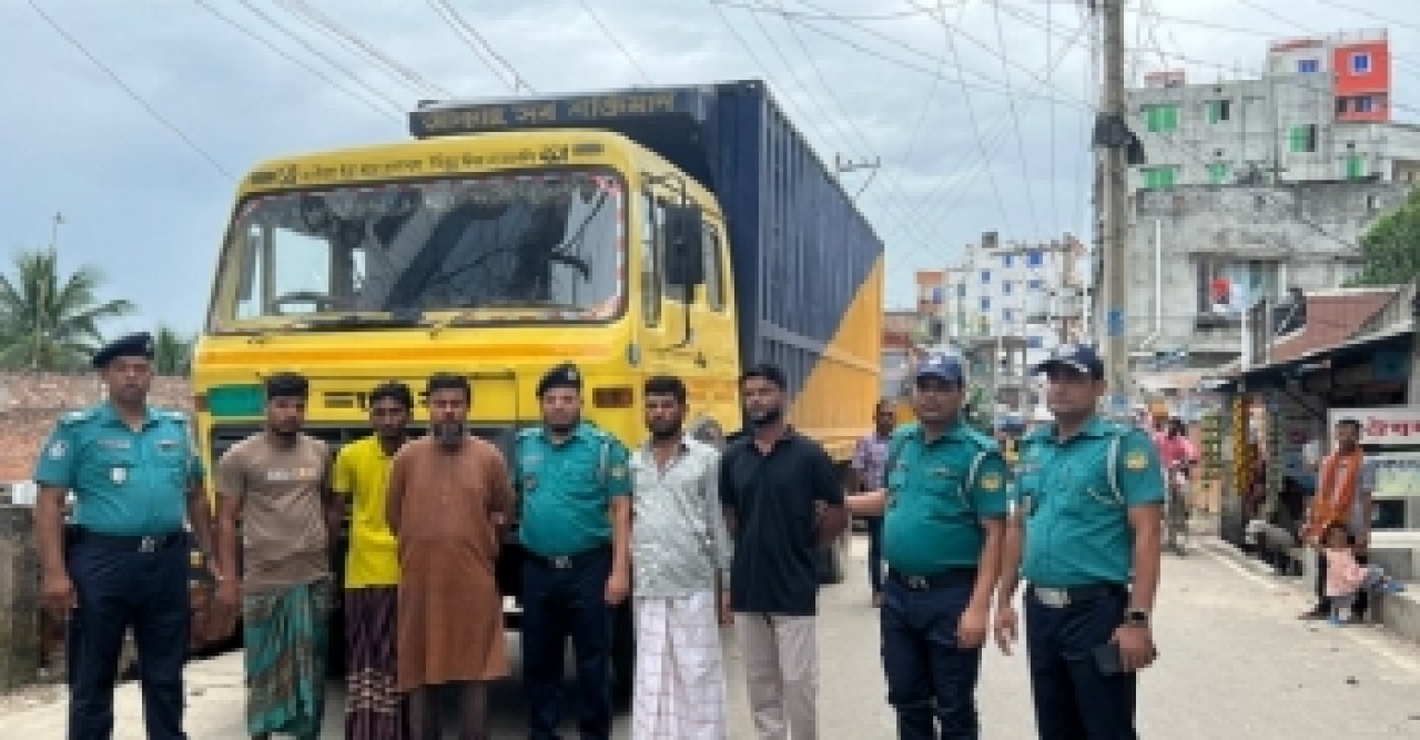 গাজীপুরে কারখানা থেকে লুট হওয়া অর্ধকোটি টাকার মালামাল উদ্ধার, গ্রেফতার ৫