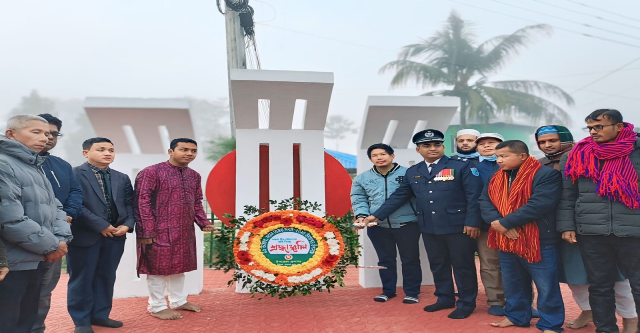 দীঘিনালায় শহিদ মিনারে সর্বস্তরের মানুষের শ্রদ্ধা