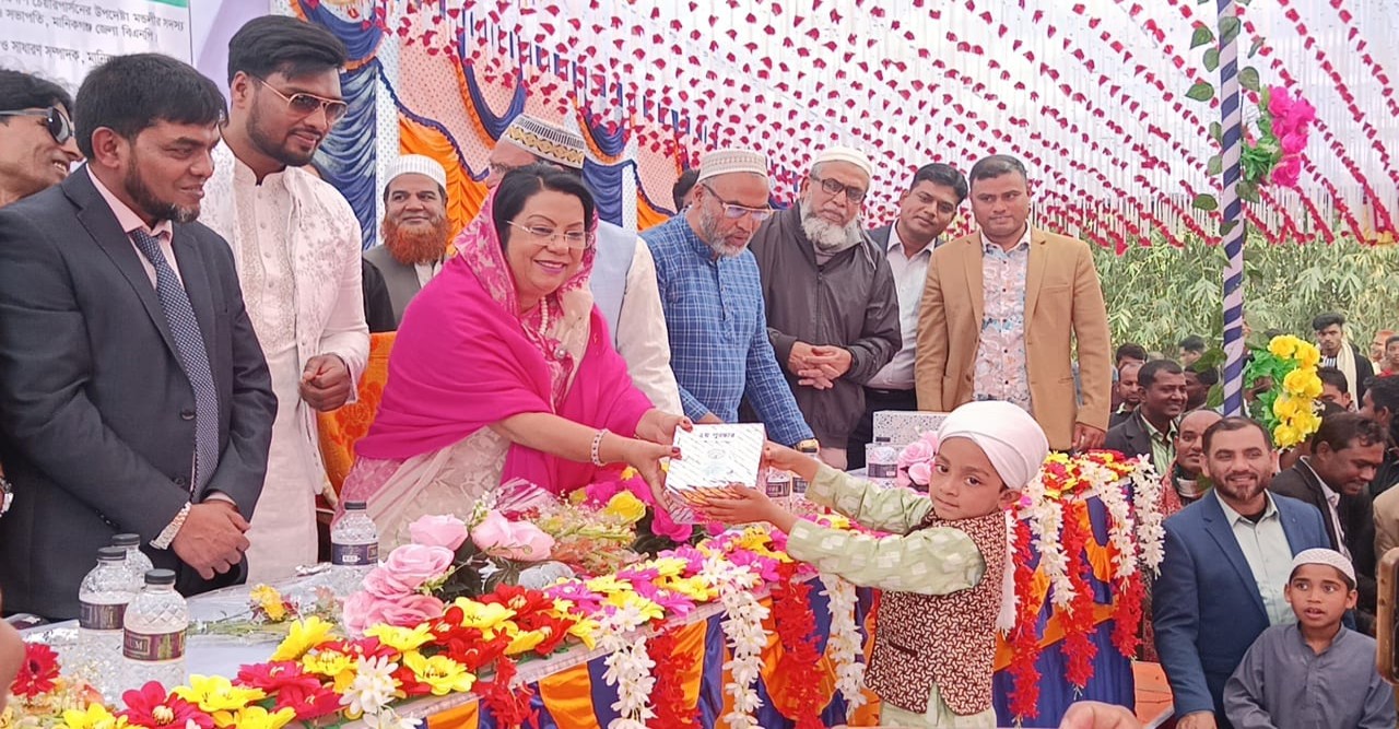 মানিকগঞ্জ শিবালয়ে লক্ষীপুরা গ্রাম হামদ-নাত, ক্বেরাত ও গজলের পুরুস্কার বিতরণী অনুষ্ঠান অনুষ্ঠিত।