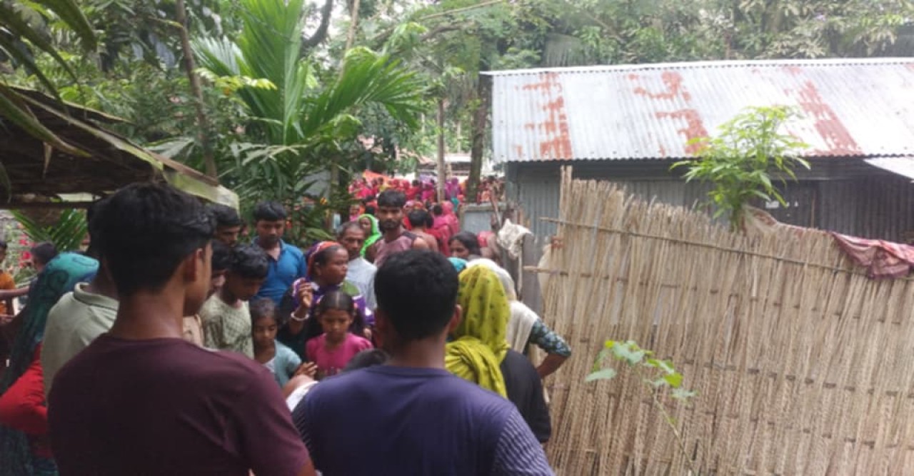 মৃত্যু মায়ের লাশ দেখার আগেই  দুই বোনের মৃত্যু।