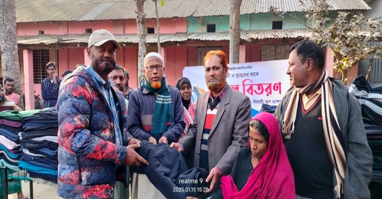 অসহায়, প্রতিবন্ধী ও দু:স্হদের মাঝে কম্বল বিতরণ করেন ।