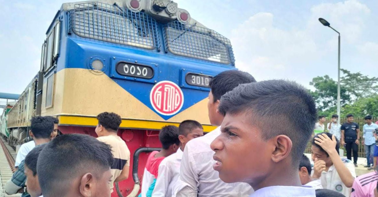 Schoolgirls killed by Chattla Express train, blockade on the railway line