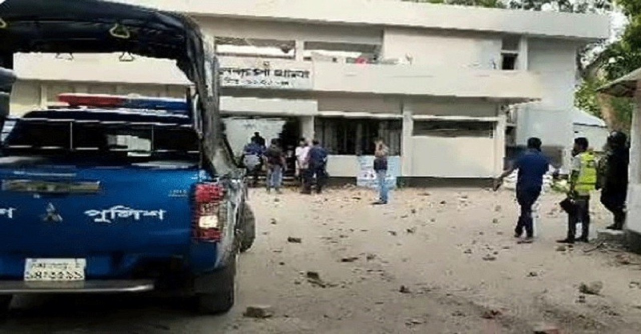 Awami League activists attacked the police station, injured 30 including the police