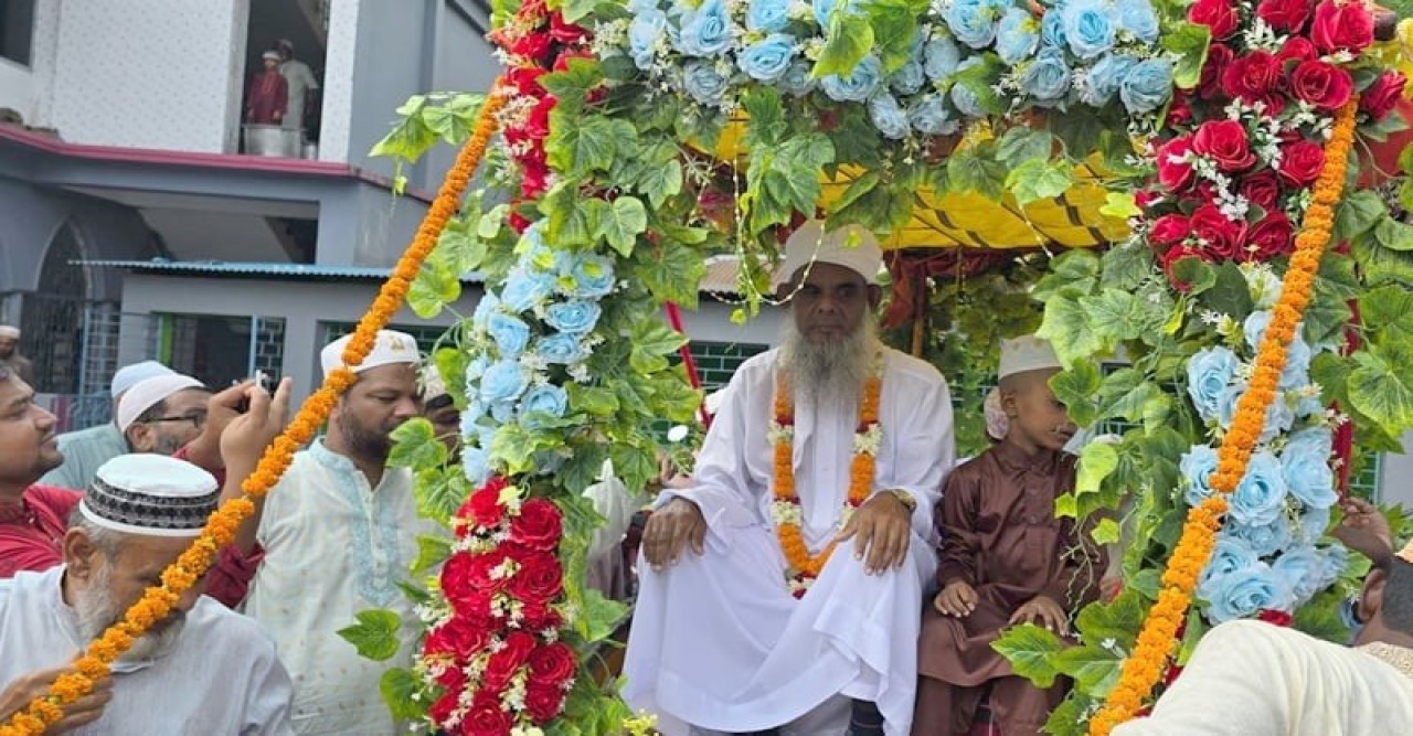 Royal farewell after 35 years of Imamate, received a gift of lakhs of taka