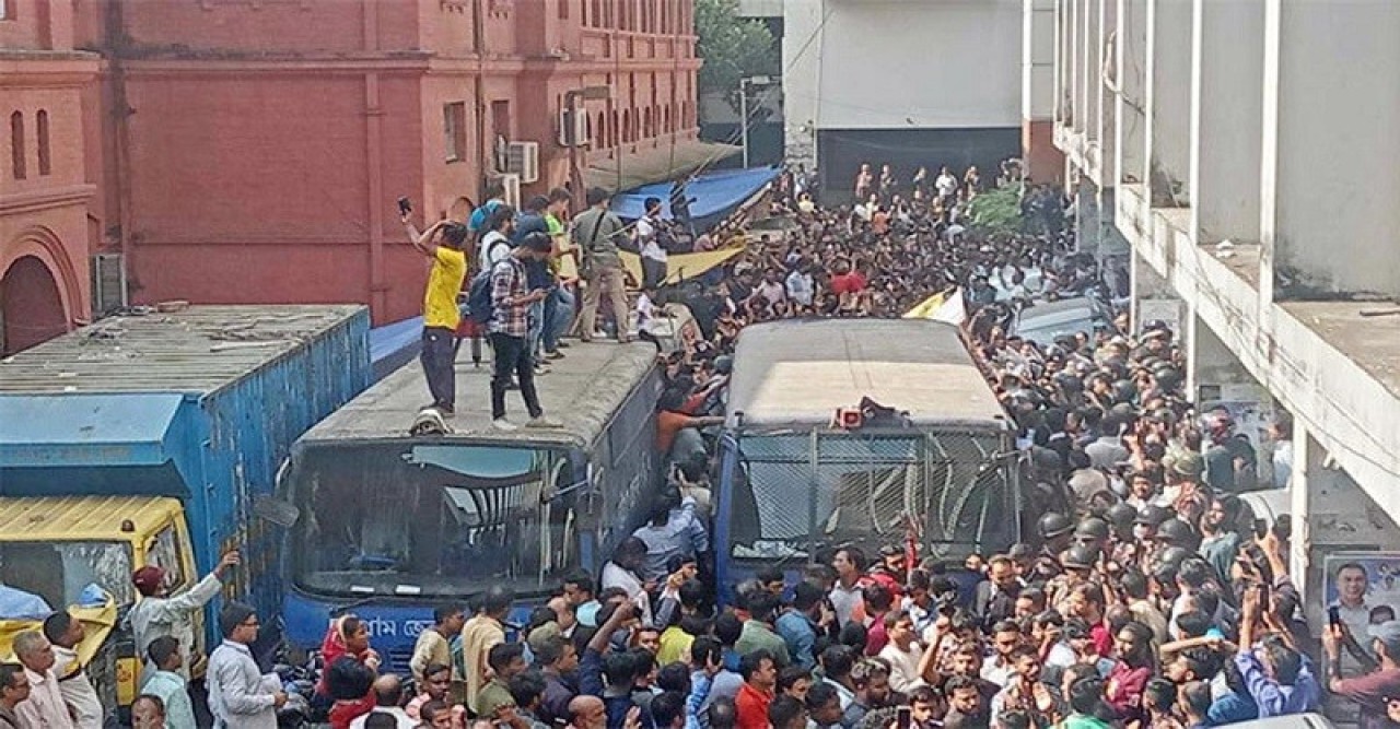 আদালতে বিক্ষোভ, আটকে দেওয়া হলো চিন্ময় কৃষ্ণকে বহন করা প্রিজনভ্যান