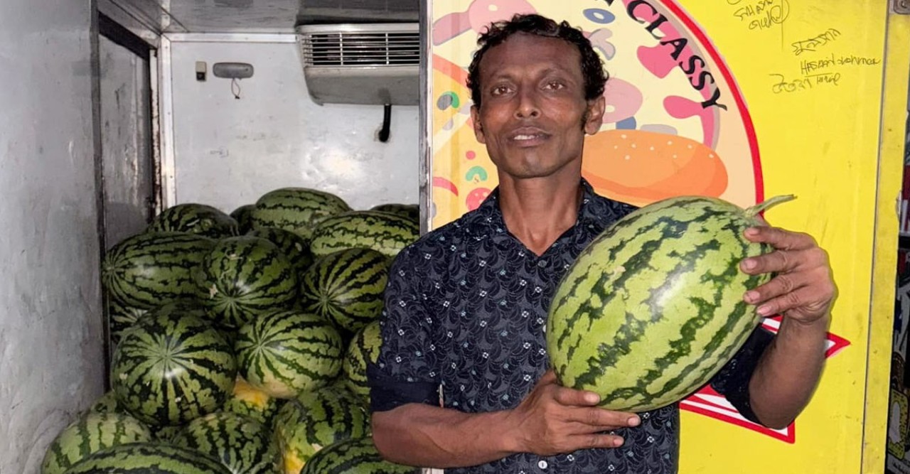 তরমুজ বিক্রি করতে না পেরে কাঁদছে ভাইরাল বিক্রেতা!