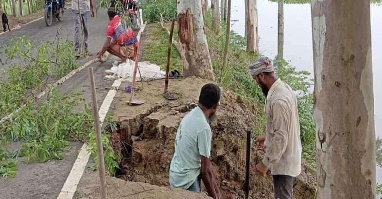 বন্যার পানি ঢুকে নওগাঁ  আত্রাই নদী ভরপুর।