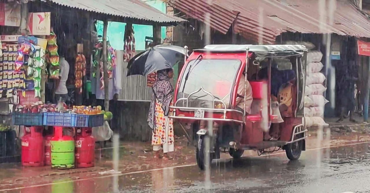 হিলিতে লাগাতার বৃষ্টির ধাক্কা, জনজীবন বিপর্যস্ত