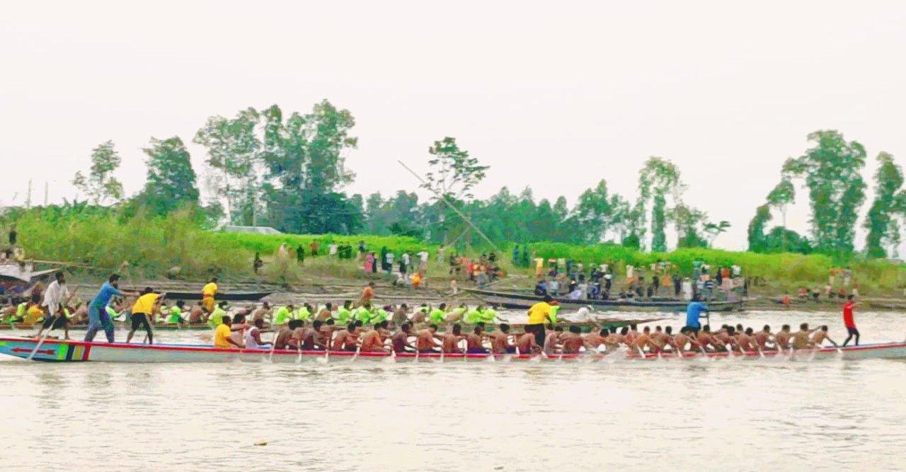 সিরাজগঞ্জের বেলকুচিতে উৎসবমুখর পরিবেশে ঐতিহ্যবাহী নৌকা বাইচ অনুষ্ঠিত