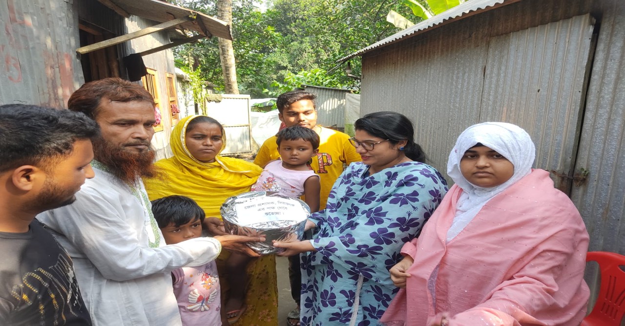 কামারখন্দে বৈষম্যবিরোধী আন্দোলনে নিহত শহীদ শিহাবের বাড়িতে পৌছে গেল জেলা প্রশাসকের উপহার