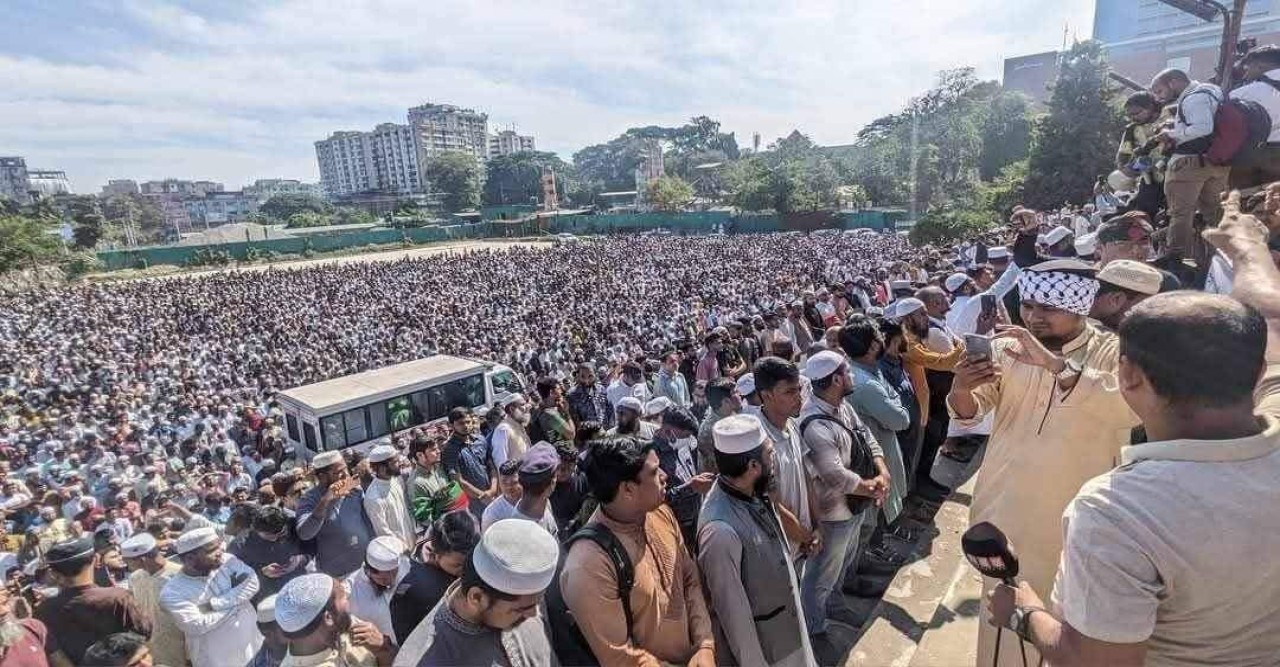 আইনজীবী সাইফুলের জানাজায় মানুষের ঢল, অংশ নিতে চট্টগ্রামে হাসনাত-সারজিস।