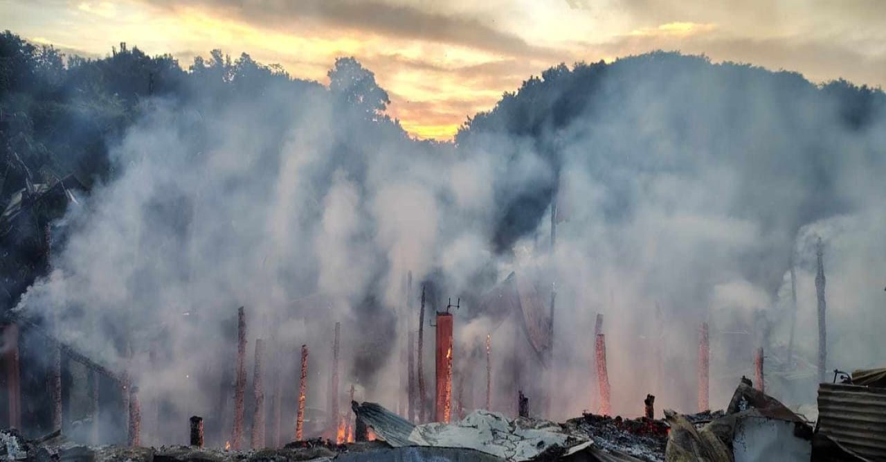 চুলার আগুনে বসতঘরসহ পুড়ছে ব্যবসা প্রতিষ্ঠান