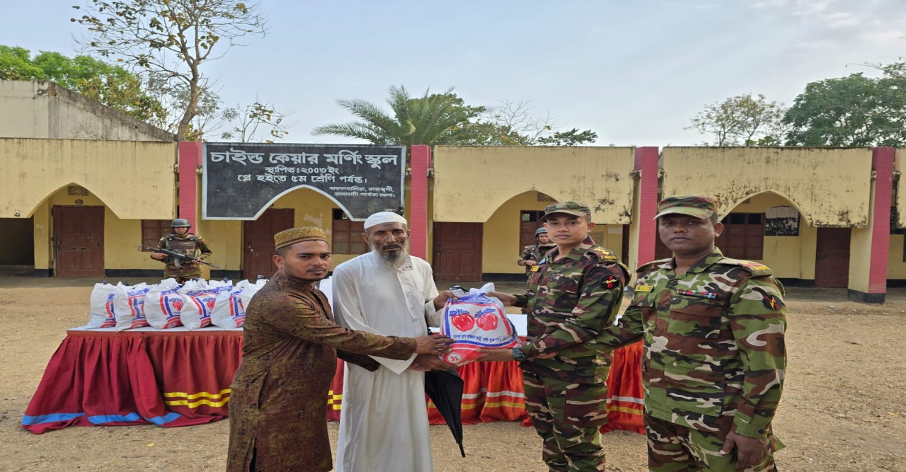 বাঙ্গালহালহালিয়া সেনাবাহিনী ক্যাম্প কর্তৃক  গরীব দুস্থদের মধ্যে পবিত্র রমজানে ইফতার সামগ্রী বিতরন